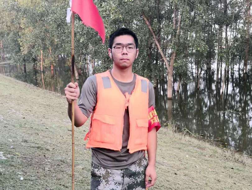 “才下高考考場(chǎng)就上防汛‘戰(zhàn)場(chǎng)’”周亮宇