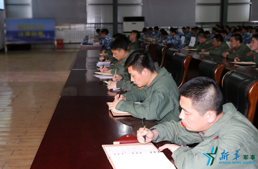 ↑資料圖片：張超參加戰(zhàn)斗機(jī)團(tuán)《改革強(qiáng)軍主題教育》授課現(xiàn)場。
