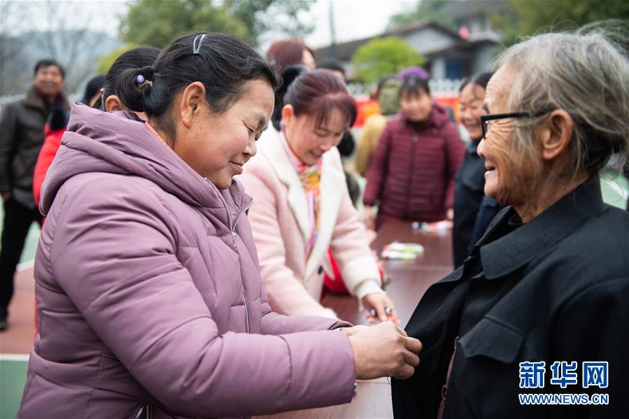 （新春走基層）（4）湖南辰溪：農(nóng)民趣味運(yùn)動會迎新年