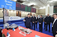 習(xí)近平在上?？疾?返京途中在江蘇鹽城考察
