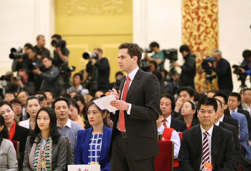 3月15日，國務院總理李克強在北京人民大會堂與中外記者見面，并回答記者提問。這是一位記者在提問。 新華社記者 劉衛(wèi)兵攝