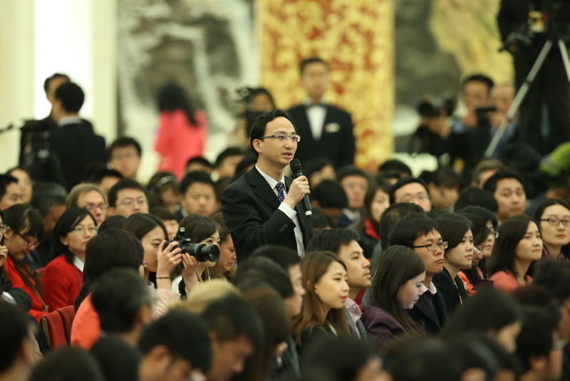 3月15日，國務院總理李克強在北京人民大會堂與中外記者見面，并回答記者提問。這是一位記者在提問。 新華社記者 龐興雷 攝