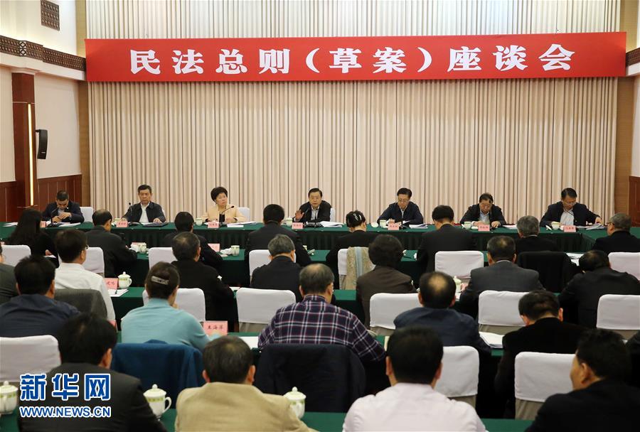這是11月23日，張德江在成都主持召開座談會(huì)，11個(gè)?。▍^(qū)、市）人大常委會(huì)負(fù)責(zé)同志、部分全國人大代表、法律工作者及專家學(xué)者參加會(huì)議。新華社記者 劉衛(wèi)兵 攝 