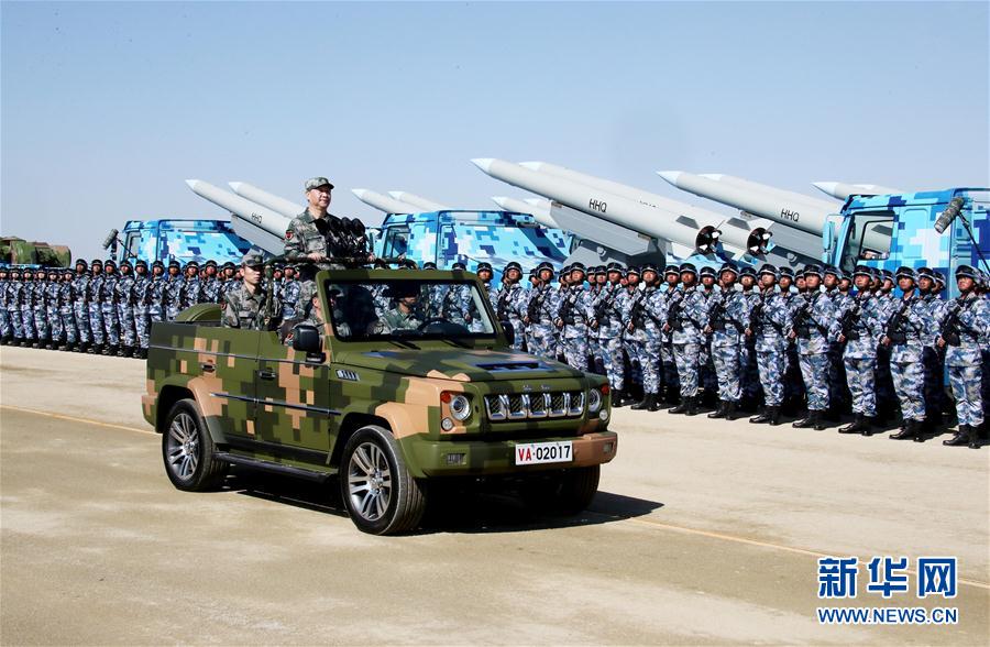 7月30日上午，慶祝中國(guó)人民解放軍建軍90周年閱兵在朱日和聯(lián)合訓(xùn)練基地隆重舉行。中共中央總書記、國(guó)家主席、中央軍委主席習(xí)近平檢閱部隊(duì)并發(fā)表重要講話。這是習(xí)近平乘車檢閱部隊(duì)。新華社記者 李濤 攝