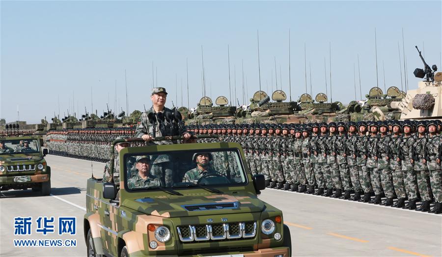 7月30日上午，慶祝中國(guó)人民解放軍建軍90周年閱兵在朱日和聯(lián)合訓(xùn)練基地隆重舉行。中共中央總書記、國(guó)家主席、中央軍委主席習(xí)近平檢閱部隊(duì)并發(fā)表重要講話。這是習(xí)近平乘車檢閱部隊(duì)。新華社記者 李剛 攝
