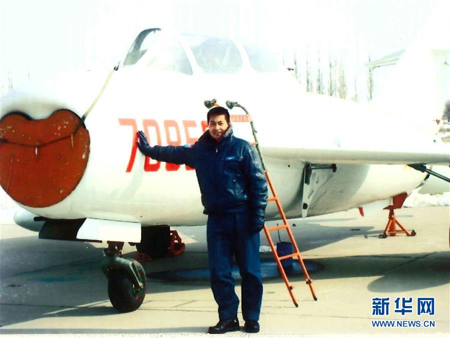 （建軍90周年·英雄·圖文互動(dòng)）（3）聽，渤海灣有風(fēng)吹過來——追記海軍某艦載航空兵部隊(duì)一級(jí)飛行員張超