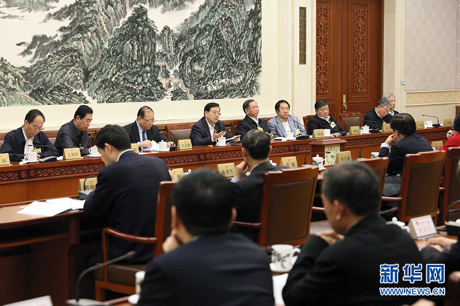 12月23日，十二屆全國人大常委會第三十一次會議舉行分組會議，審議監(jiān)察法草案二次審議稿等。張德江委員長參加審議。 新華社記者劉衛(wèi)兵攝