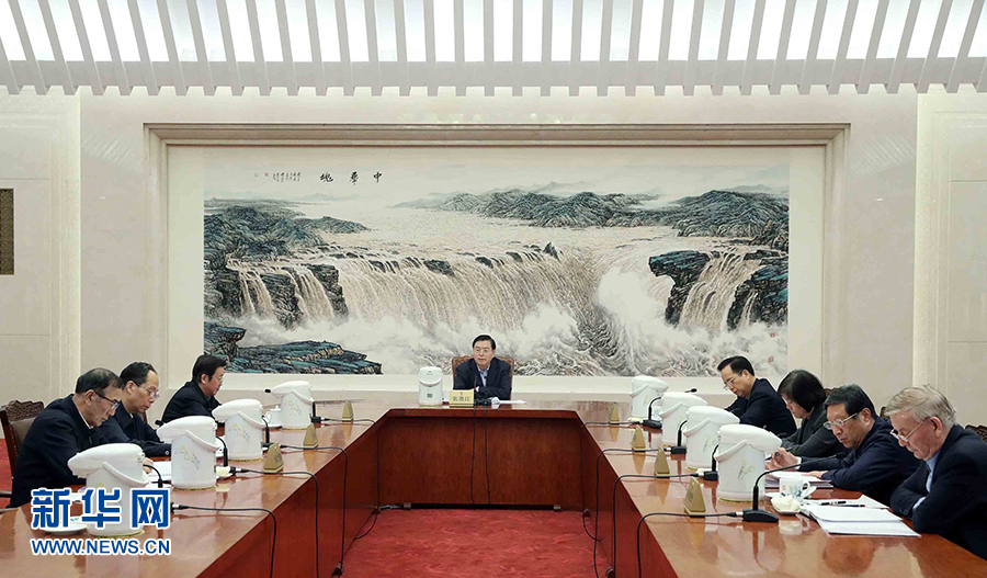 1月16日，中共十二屆全國人大常委會黨組在北京召開會議，認真學習領會習近平總書記在十九屆中央紀委二次全會上的重要講話和全會精神，研究部署貫徹落實工作。全國人大常委會委員長、常委會黨組書記張德江主持會議并講話。新華社記者 劉衛(wèi)兵 攝