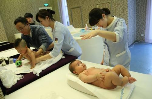 資料圖片：1月30日，母嬰家庭保健師在上海一家月子會所內(nèi)護理嬰兒。新華社記者 裴鑫 攝