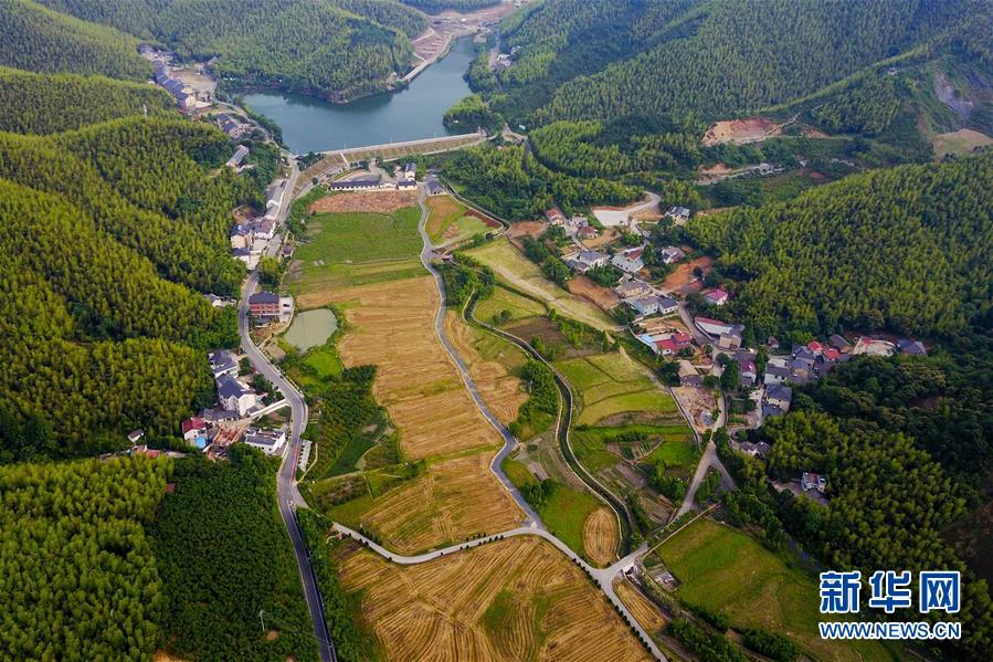(圖文互動·新華全媒頭條)(6)讓農(nóng)民致富奔小康的道路越走越寬廣——黨的十八大以來以習(xí)近平同志為核心的黨中央關(guān)心農(nóng)村公路發(fā)展紀(jì)實