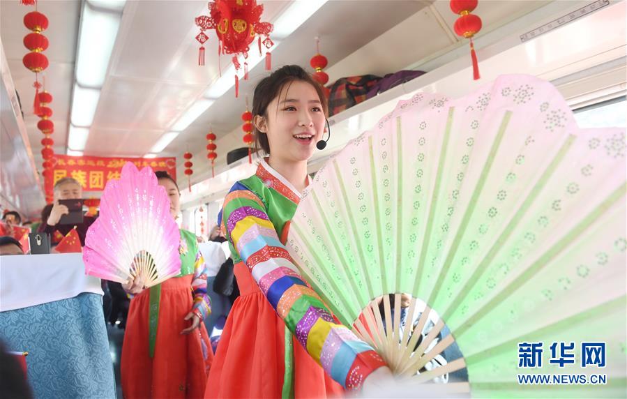 （新春走基層）（2）“列車春晚”歡樂(lè)回家路