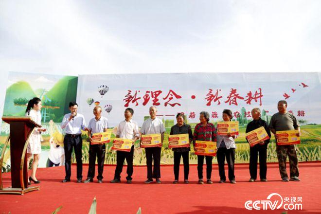 愛心企業(yè)與貧困農(nóng)戶結(jié)對子、送肥料