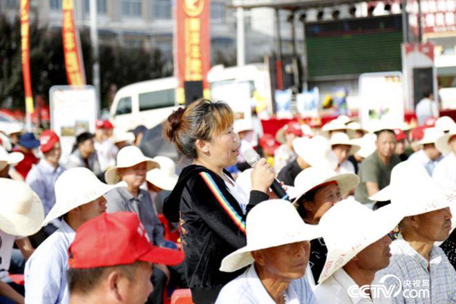 活動現(xiàn)場，農(nóng)民搶答問題