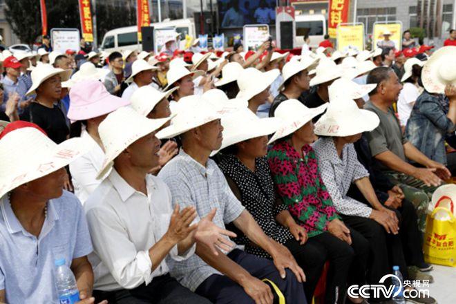 活動現(xiàn)場，農(nóng)戶們聽講很認真