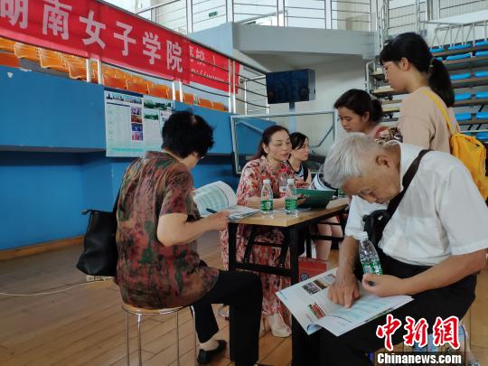 中國(guó)各地高考分?jǐn)?shù)線(xiàn)相繼出臺(tái)填報(bào)志愿咨詢(xún)行業(yè)生意火爆