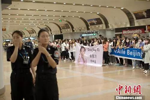 資料圖為一名韓國藝人的“粉絲”在北京首都國際機場接機。<a target='_blank' ><p  align=
