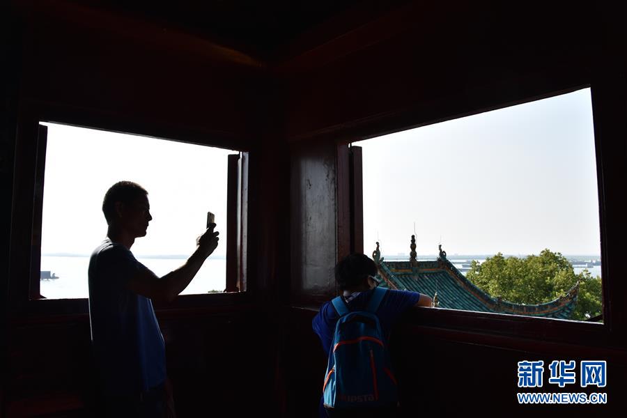 （大江奔流——來(lái)自長(zhǎng)江經(jīng)濟(jì)帶的報(bào)道·圖文互動(dòng)）（1）登岳陽(yáng)樓，又見“浩浩湯湯”