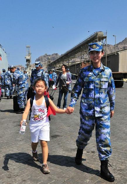 2015年3月，也門，海軍女戰(zhàn)士牽著一名小女孩的手準(zhǔn)備登上軍艦。