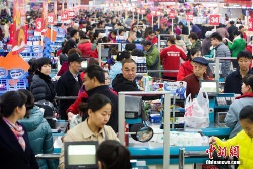 資料圖：民眾購買生活用品。張?jiān)?攝