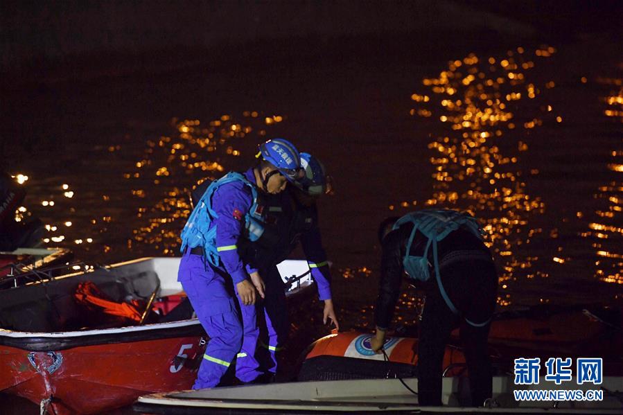 （重慶公交車墜江事故·圖文互動）（1）夜幕降臨，重慶萬州公交客車墜江事故救援工作仍在進(jìn)行中