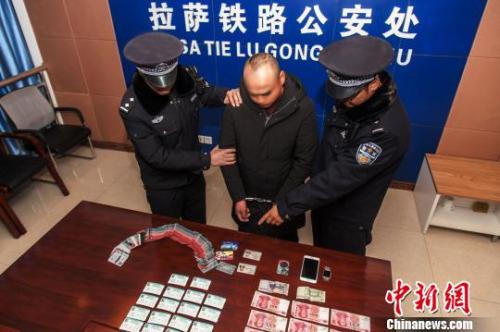 資料圖：一犯罪嫌疑人對拉薩鐵路警方查獲的火車票進行指認?！『鷤黯?攝