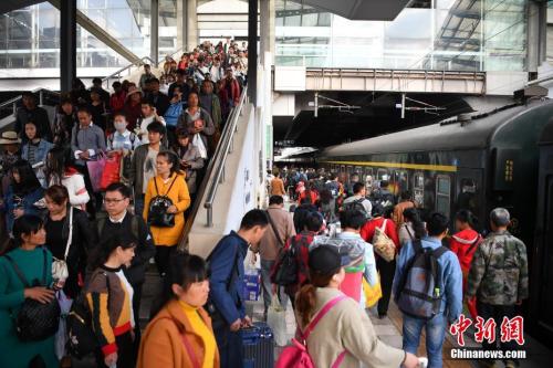 資料圖：2018年3月12日，旅客在昆明火車站進站乘車。<a target='_blank' ><p  align=