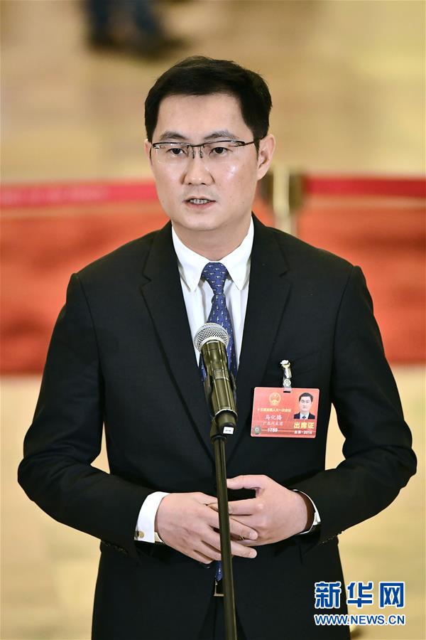 （兩會(huì)·人大開(kāi)幕）（2）全國(guó)人大代表接受采訪(fǎng)
