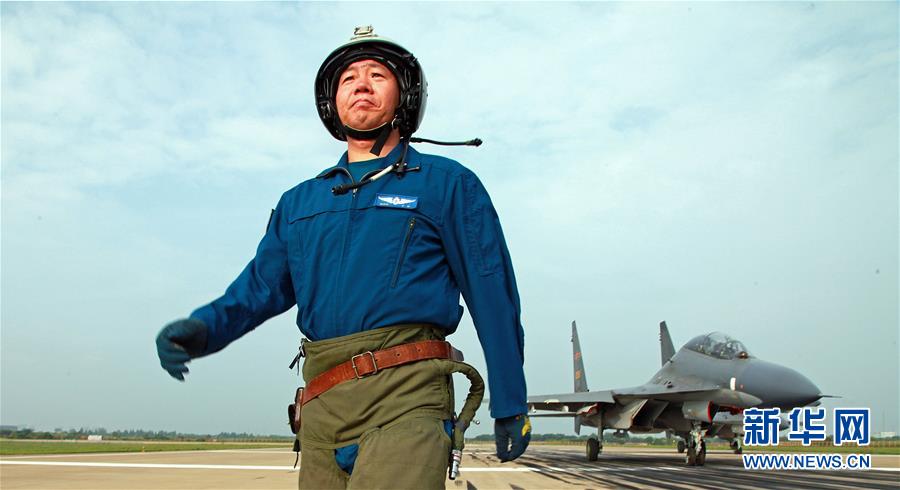（新華全媒頭條·圖文互動(dòng)）（1）戰(zhàn)鷹，為祖國奮飛——記空軍航空兵某旅旅長、特級(jí)飛行員郝井文