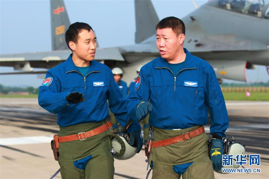 （新華全媒頭條·圖文互動(dòng)）（3）戰(zhàn)鷹，為祖國奮飛——記空軍航空兵某旅旅長、特級(jí)飛行員郝井文