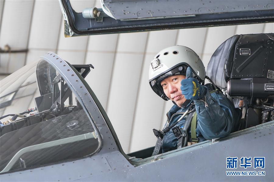 （新華全媒頭條·圖文互動(dòng)）（4）戰(zhàn)鷹，為祖國奮飛——記空軍航空兵某旅旅長、特級(jí)飛行員郝井文