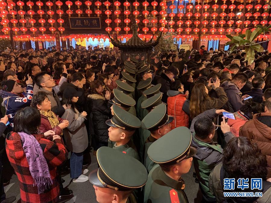 （新華全媒頭條·圖文互動(dòng)）（6）向祖國(guó)報(bào)告：我在戰(zhàn)位守萬(wàn)家團(tuán)圓——解放軍和武警部隊(duì)新春佳節(jié)備戰(zhàn)執(zhí)勤記事
