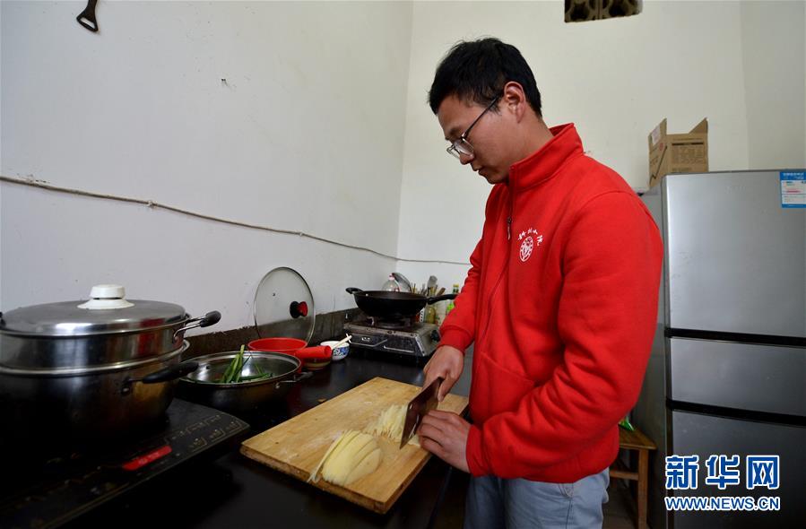 （愛(ài)國(guó)情 奮斗者·圖文互動(dòng)）（4） “解民生之多艱，育天下之英才”——中國(guó)農(nóng)大師生扎根田野書(shū)寫(xiě)奉獻(xiàn)之歌