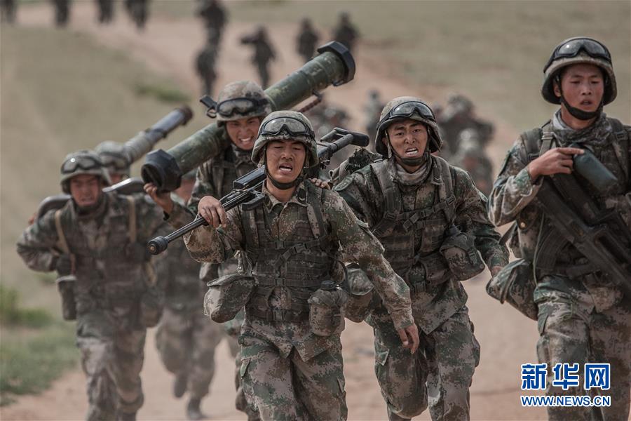 （新華全媒頭條·圖文互動(dòng)）（13）沿著中國(guó)特色強(qiáng)軍之路闊步前進(jìn)——黨中央、中央軍委領(lǐng)導(dǎo)推進(jìn)國(guó)防和軍隊(duì)建設(shè)70年紀(jì)實(shí)