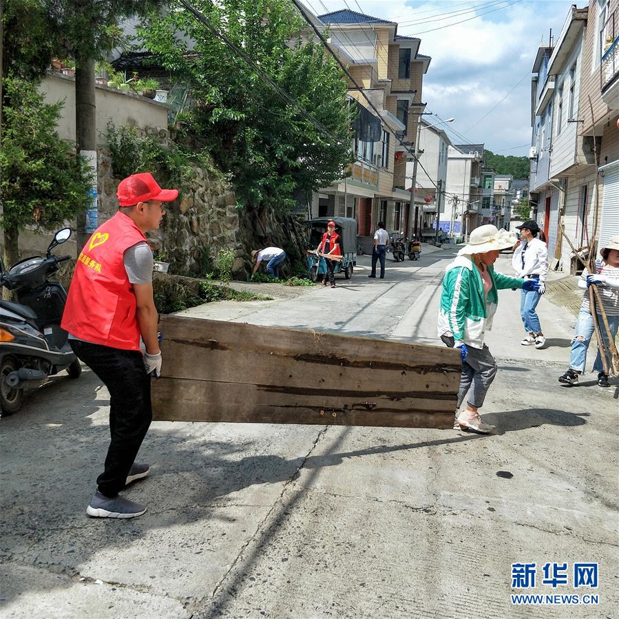 （新華全媒頭條·時(shí)代先鋒·圖文互動）（4）換得秋實(shí)一夏花——追記基層青年紀(jì)檢監(jiān)察干部李夏