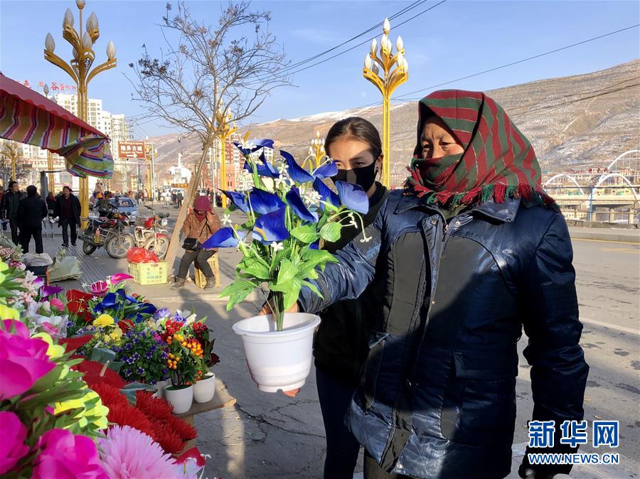 （新春走基層·圖文互動(dòng)）（2）“只要備好年貨，新的一年就可以風(fēng)調(diào)雨順”——臘月藏區(qū)年貨市場(chǎng)見(jiàn)聞
