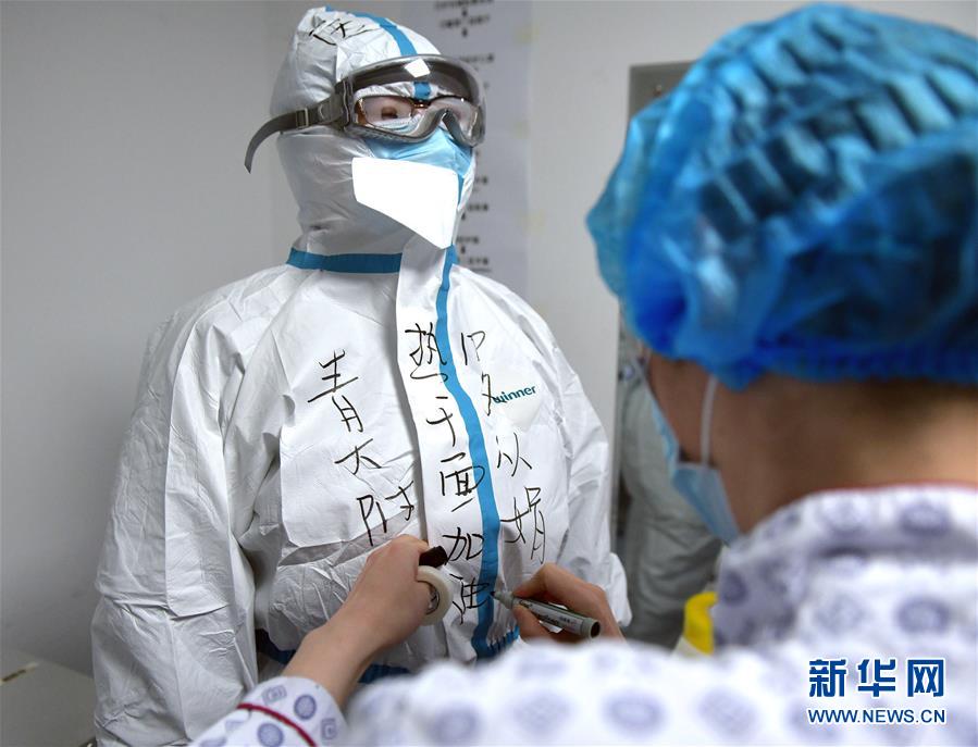 （新華全媒頭條·圖文互動(dòng)）（2）“與國家同舟，與人民共濟(jì)”——新冠肺炎重癥救治同濟(jì)醫(yī)院戰(zhàn)“疫”直擊