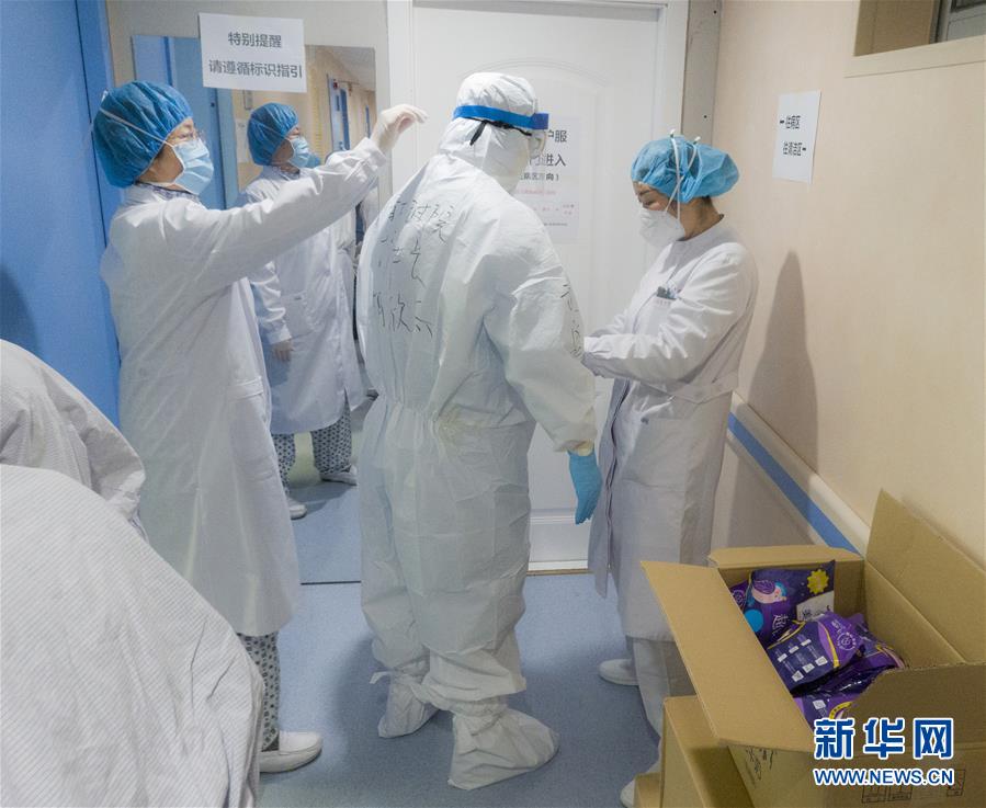 （新華全媒頭條·圖文互動(dòng)）（4）“與國家同舟，與人民共濟(jì)”——新冠肺炎重癥救治同濟(jì)醫(yī)院戰(zhàn)“疫”直擊