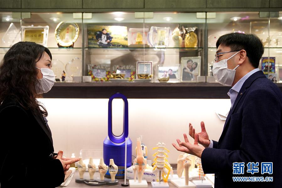 （香港故事·圖文互動）（2）從“非典”到新冠，一位香港醫(yī)生親歷的兩次抗疫