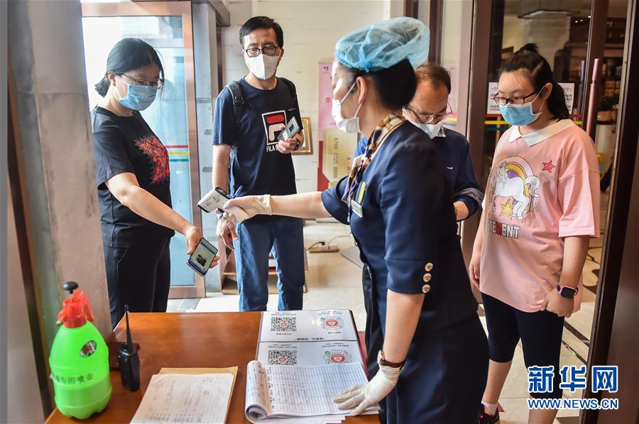 （圖文互動）（1）北京節(jié)日市場復(fù)工忙、人氣旺