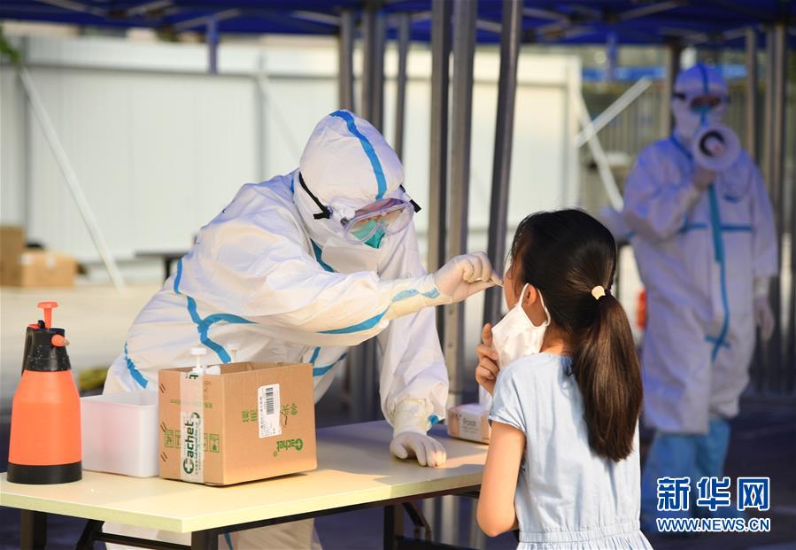 （新華全媒頭條·圖文互動）（1）構(gòu)筑守護(hù)城市、守護(hù)生命的堅強防線——北京開展大規(guī)模核酸檢測