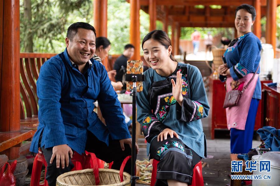 （新華全媒頭條·走向我們的小康生活·圖文互動）（10）那山，那人，那苗寨——十八洞村三代人的奮斗史
