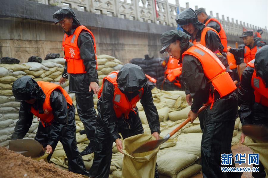（防汛抗洪·圖文互動(dòng)）（1）洪水不退，子弟兵誓死不退——解放軍和武警部隊(duì)官兵參與洪澇災(zāi)害搶險(xiǎn)救援記事