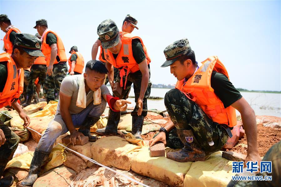 （防汛抗洪·圖文互動(dòng)）（2）洪水不退，子弟兵誓死不退——解放軍和武警部隊(duì)官兵參與洪澇災(zāi)害搶險(xiǎn)救援記事