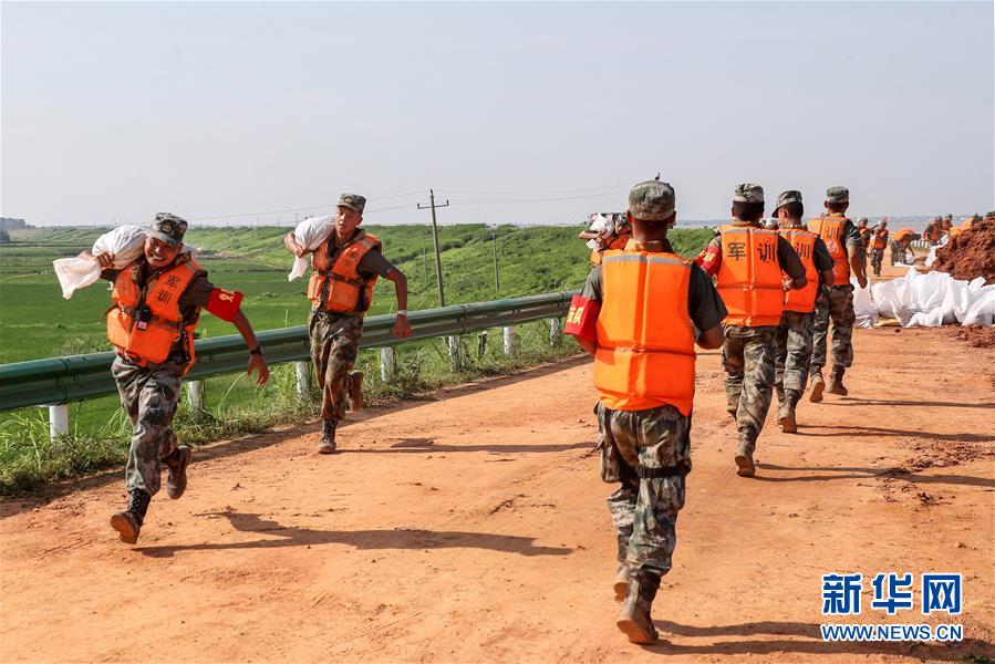 （防汛抗洪·圖文互動(dòng)）（5）洪水不退，子弟兵誓死不退——解放軍和武警部隊(duì)官兵參與洪澇災(zāi)害搶險(xiǎn)救援記事