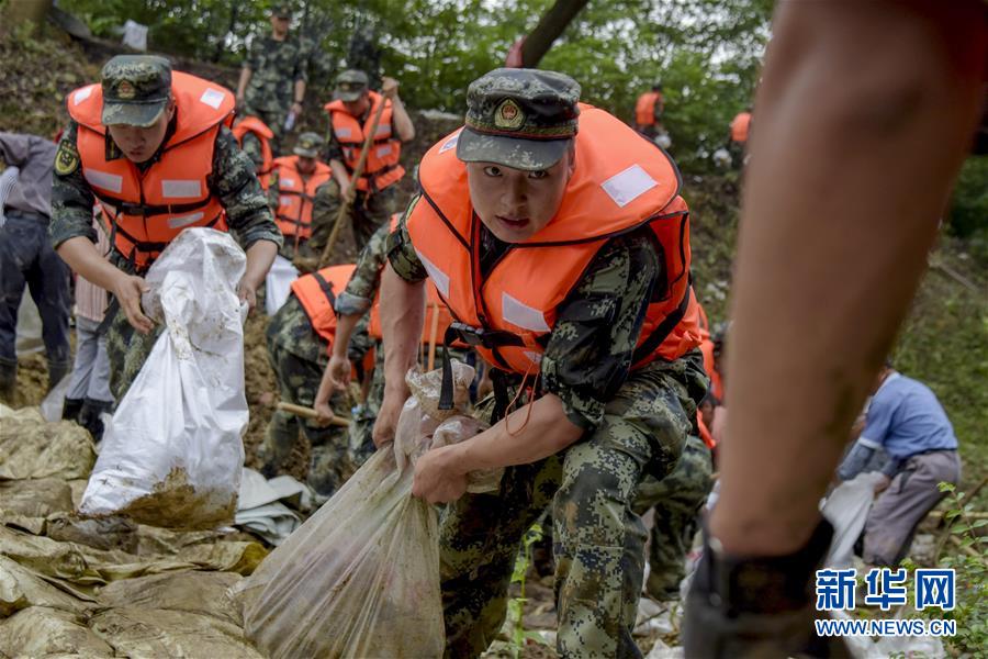 （防汛抗洪·圖文互動(dòng)）（6）洪水不退，子弟兵誓死不退——解放軍和武警部隊(duì)官兵參與洪澇災(zāi)害搶險(xiǎn)救援記事