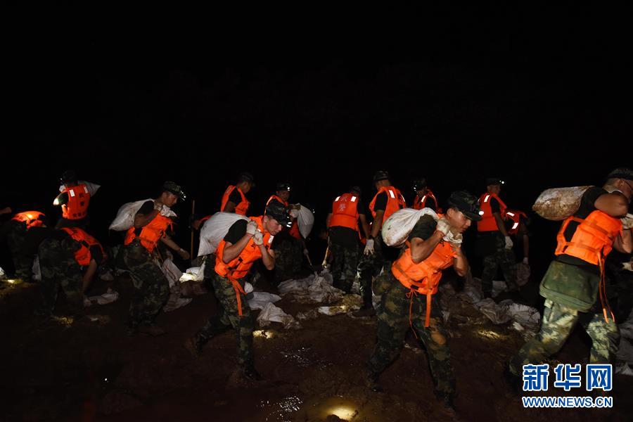 （防汛抗洪·圖文互動(dòng)）（7）洪水不退，子弟兵誓死不退——解放軍和武警部隊(duì)官兵參與洪澇災(zāi)害搶險(xiǎn)救援記事