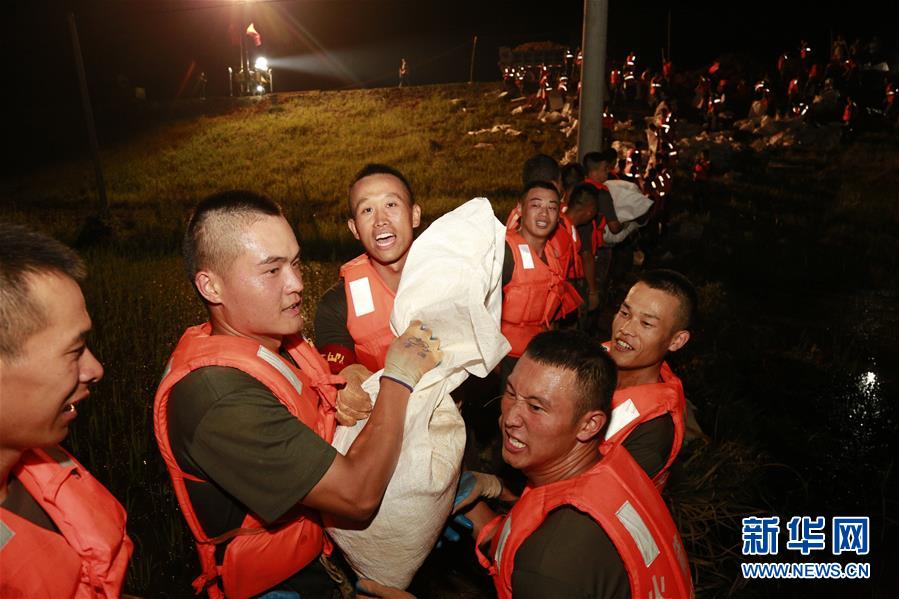 （防汛抗洪·圖文互動(dòng)）（8）洪水不退，子弟兵誓死不退——解放軍和武警部隊(duì)官兵參與洪澇災(zāi)害搶險(xiǎn)救援記事