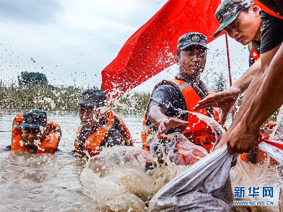 （防汛抗洪·圖文互動(dòng)）（9）洪水不退，子弟兵誓死不退——解放軍和武警部隊(duì)官兵參與洪澇災(zāi)害搶險(xiǎn)救援記事
