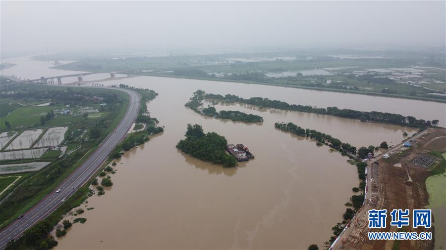 （防汛抗洪·圖文互動(dòng)）（1）洪水來(lái)襲，銅鑼聲在千年古鎮(zhèn)的雨夜響起