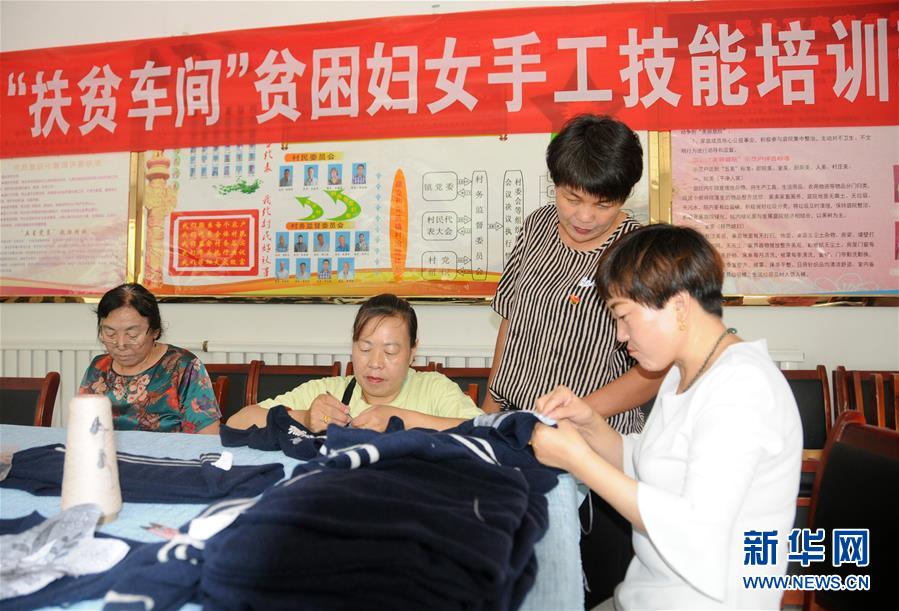 （決戰(zhàn)決勝脫貧攻堅·圖文互動）（1）內(nèi)蒙古河套：一雙巧手、一副棒針、一團(tuán)毛線打造貧困戶“炕頭經(jīng)濟(jì)”